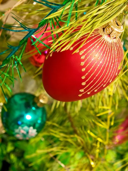 Bola de Navidad en una rama de pino . — Foto de Stock