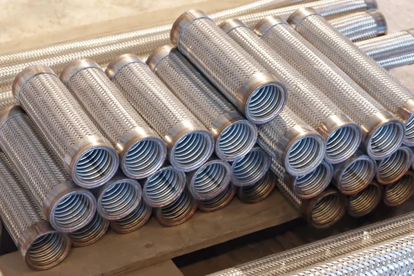 esnek metal hortum yığını.