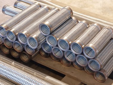 esnek metal hortum closeup alınan yığını.