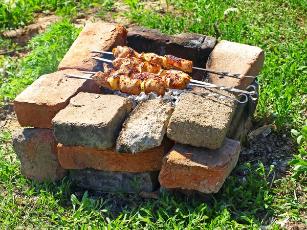 Aptitretande shashlik förbereder på grill. — Stockfoto