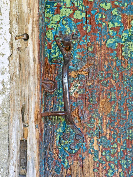 Staré dřevěné dveře a kovové držadlo. — Stock fotografie