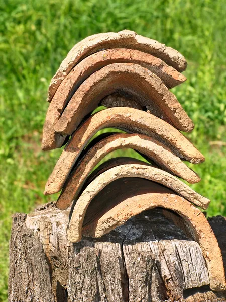 Mucchio di vecchie piastrelle di ceramica su un troncone . — Foto Stock