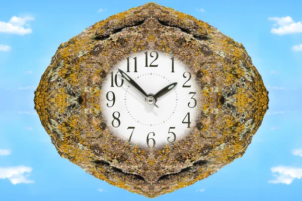 De wijzerplaat van uren in oude moss steen. — Stockfoto