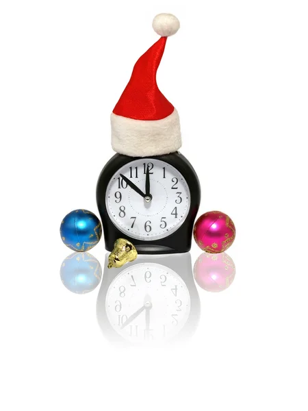 Santa röd mössa på svart väckarklocka med eftertanke. — Stockfoto