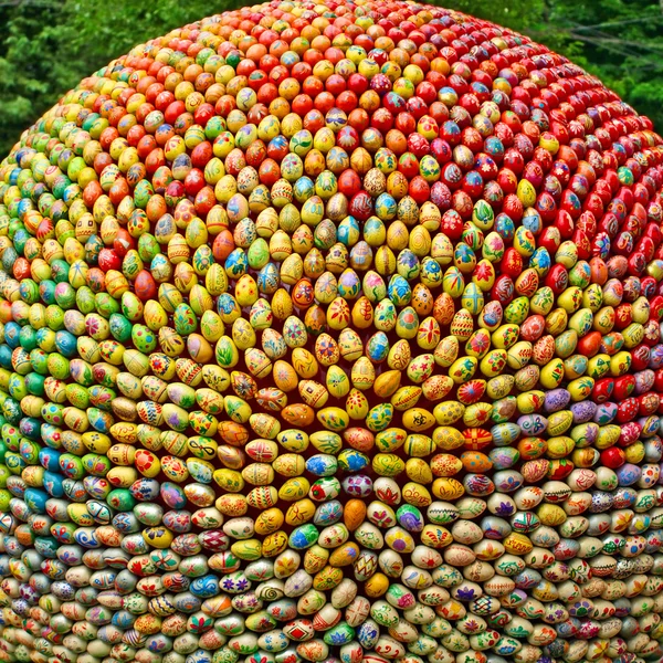Een bal gemaakt van veel veelkleurige paaseieren. — Stockfoto