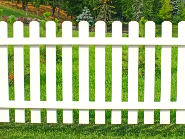 Vitt staket i trädgården. — Stockfoto