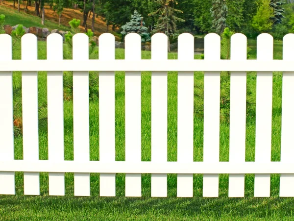 Recinzione bianca in giardino . — Foto Stock