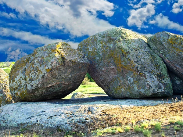 Velhas pedras de musgo contra o céu azul . — Fotografia de Stock