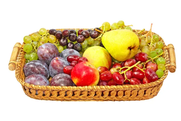 Frutas maduras en una maceta de paja.Aislado . — Foto de Stock