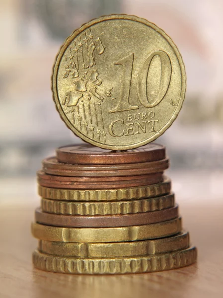 Équilibrage de dix centimes d'euro sur une pile de pièces . — Photo