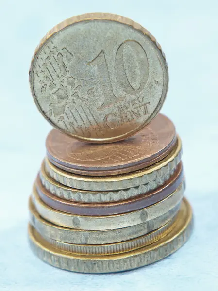 Десять евро монет на стопке монет . — стоковое фото