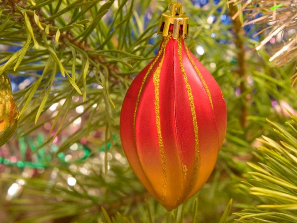 Czerwony Boże Narodzenie i nowy rok ozdoba na pine oddział. — Zdjęcie stockowe