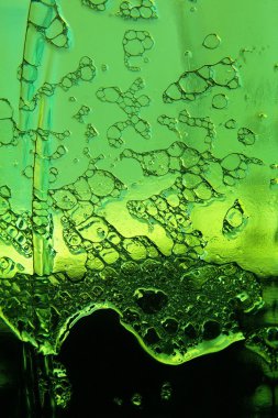 soğuk bira köpük Yeşil şişe closeup.background alınan Tarih.