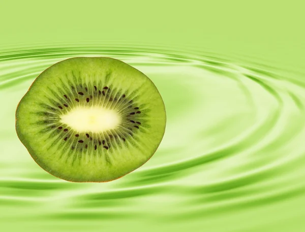 Fatia de kiwi maduro tomada closeup no fundo verde . — Fotografia de Stock
