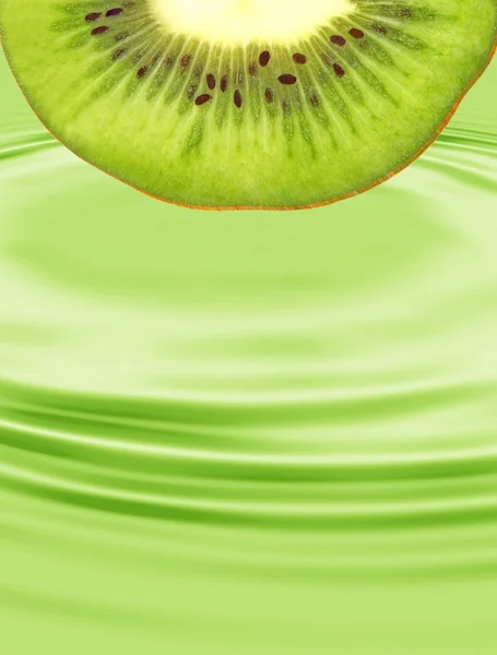 Zielony kiwi kromka podjęte zbliżenie na streszczenie tło zielony. — Zdjęcie stockowe
