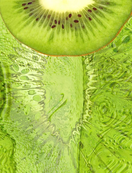 Hälften av grön kiwi skiva på grön abstrakt bakgrund. — Stockfoto