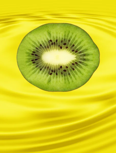 Fatia de kiwi maduro tomada closeup no fundo amarelo . — Fotografia de Stock