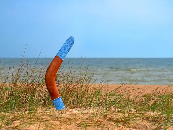 Boomerang na praia arenosa coberto . — Fotografia de Stock