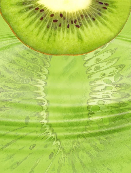 Hälfte der reifen grünen Kiwi-Scheibe auf grünem abstrakten Hintergrund. — Stockfoto