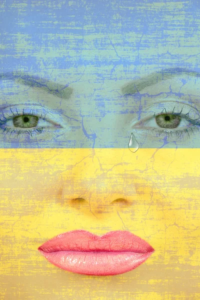 Bonita cara de mulher com lágrima no fundo da bandeira de Ucânia . — Fotografia de Stock