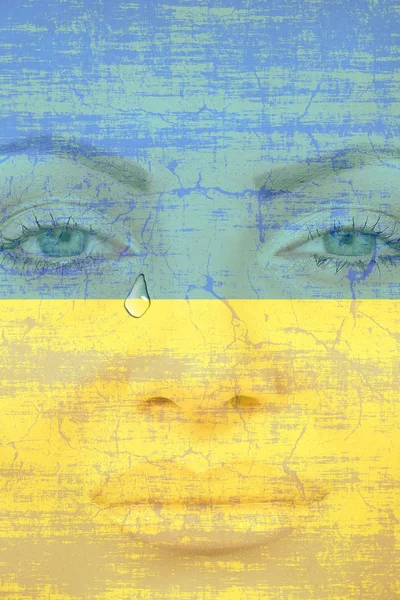 Jovem cara de mulher bonita com lágrima no fundo da bandeira de Ucânia . — Fotografia de Stock
