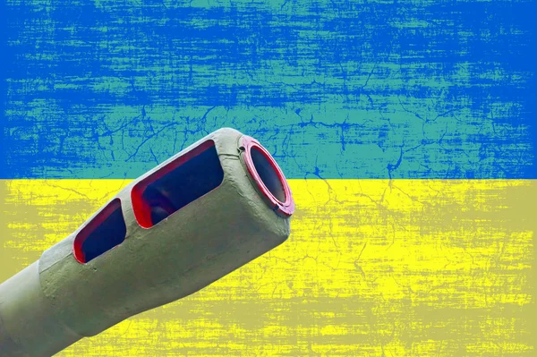 Artilleriegeschütze gegen zerstörte ukrainische Flagge. Krieg in ukra — Stockfoto