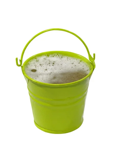 Zelené kbelík s pěnící liquid.isolated. — Stock fotografie