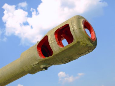 Mavi gökyüzü ve bulutlar büyük top Top karşı.