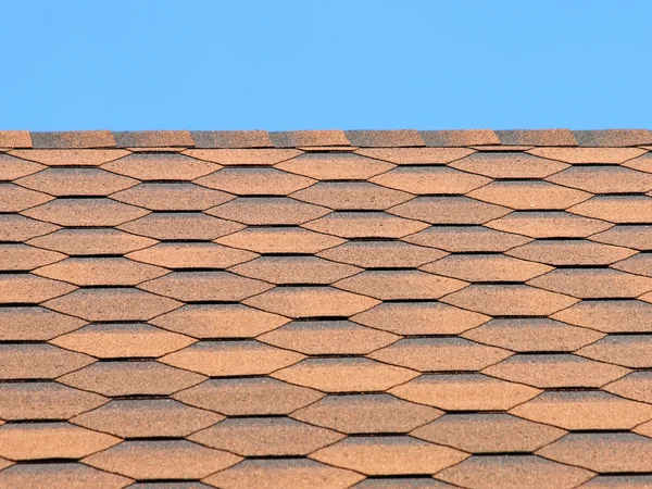 Bitumiczne dachówki dachu podjęte zbliżenie. — Zdjęcie stockowe
