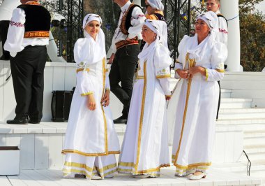 MARIUPOL, UKRAINE-SEPT 25: 25 Eylül 2021 'de Ukrayna' nın Mariupol kentinde düzenlenen Mega Yorty folklor festivaline katılan bir grup kadın sahne arkasında
