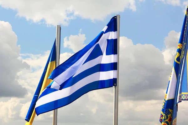 Bandeira Grega Bandeira Ucrânia Bandeira Cidade Mariupol Fundo Céu Nublado — Fotografia de Stock