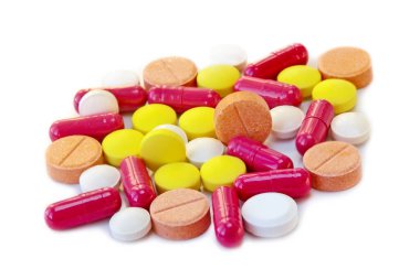 Çeşitli vitaminler, bitkisel takviyeler ve beyaz arka planda izole edilmiş diğer haplar yakın plan çekimleri.