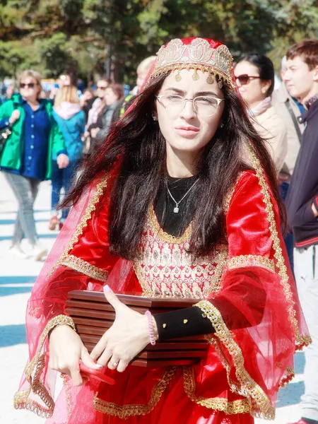 Mariupol Ukraine Sept 2021年9月25日 在乌克兰Mariupol 参加Mega Yorty民俗节的阿塞拜疆漂亮女孩手里拿着感恩证书 — 图库照片