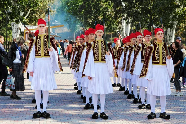 Mariupol Ukrajina Sept Vojáci Kostýmu Řecké Národní Gardy Etnickém Festivalu — Stock fotografie