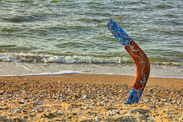 Boomerang Australiano Multicolorido Costa Arenosa Perto Mar Surf Tomada Close — Fotografia de Stock
