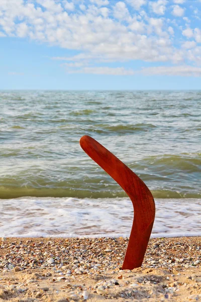 Boomerang Zandstrand Tegen Van Zee Golven Blauwe Lucht Genomen Closeup — Stockfoto