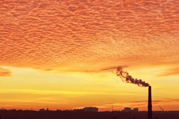 Koncept Znečištění Životního Prostředí Kouření Potrubí Oranžové Dramatické Barvy Nebe — Stock fotografie