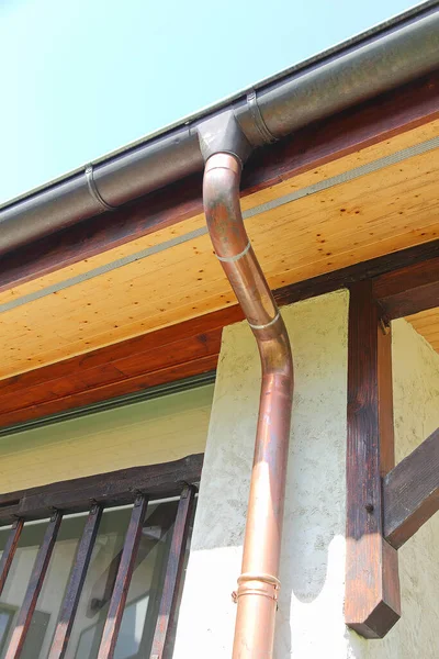 New Bronze Rain Gutter System Drainpipe Taken Closeup — Stock Photo, Image