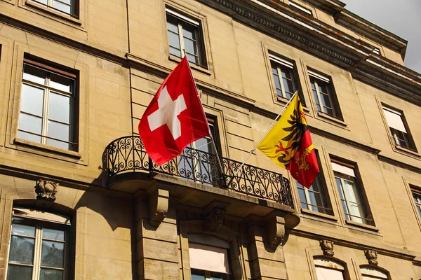 Σημαίες Της Ελβετίας Και Του Καντονίου Της Γενεύης Στην Πρόσοψη Royalty Free Φωτογραφίες Αρχείου
