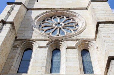 Lekeli cam Rose penceresi. İsviçre Cenevre 'nin merkezindeki Saint Pierre Katedrali.