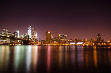 New york şehir silüeti gece. Manhattan ve brooklyn Köprüsü Manzaralı.