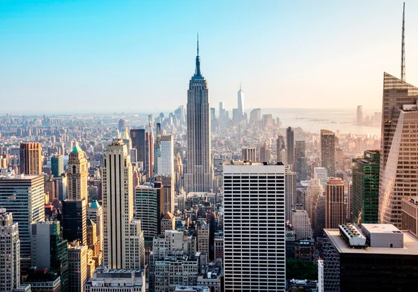 Manhattan uitzicht vanaf de top van de rots. Empire state building en lagere manhattan. New york city. — Stockfoto