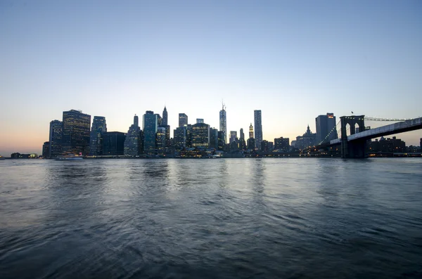 New York City. manhattan skyline und brooklyn bridge. USA. Nächtliche urbane Szene. — Stockfoto