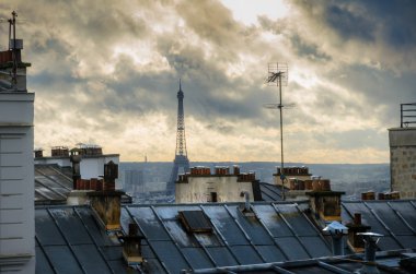 Paris. Fransa. montmartre çatılar. Eyfel Kulesi üzerinde göster.