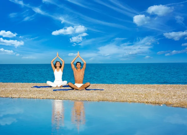 Couple on the Beach Practicing Yoga — Stock Photo, Image