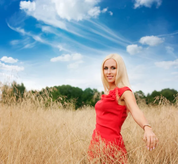 Blonde vrouw poseren in het veld — Stockfoto