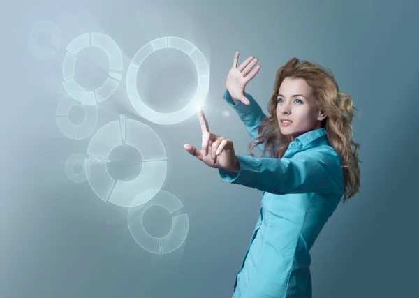 Mujer usando interfaz virtual — Foto de Stock