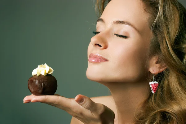 Joven rubia comiendo el pastel — Foto de Stock