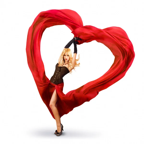 Mujer joven con corazón de San Valentín de seda roja — Foto de Stock