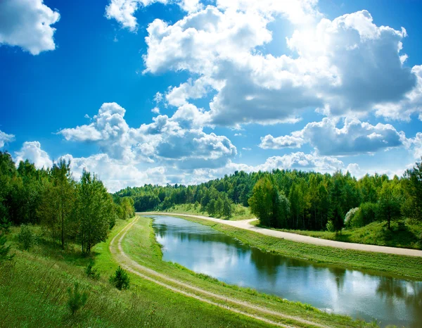 Letní krajina s řekou a mraky — Stock fotografie